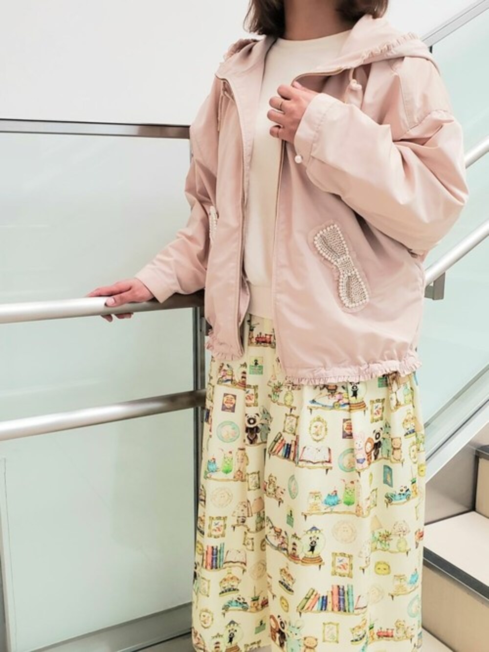 「ブルゾン、スカート、ドルマン、リボン、ビジュー、franche lippee」｜「franchelippeeのゴージャスリボンドルマンブルゾン（ブルゾン、ホワイト系）」を使った、franche lippeeさん（レディース・155cm）の春コーディネートの1枚目の写真