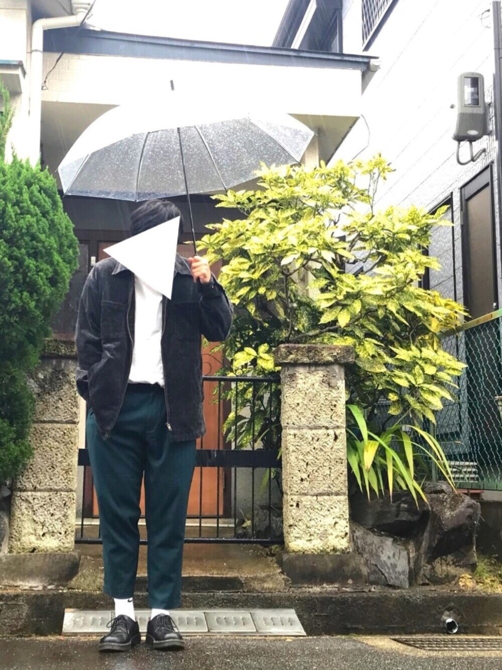 ホワイト系のTシャツ/カットソー、ブラック系のジャケット/アウターを着用したメンズの秋コーディネートの1枚目の写真