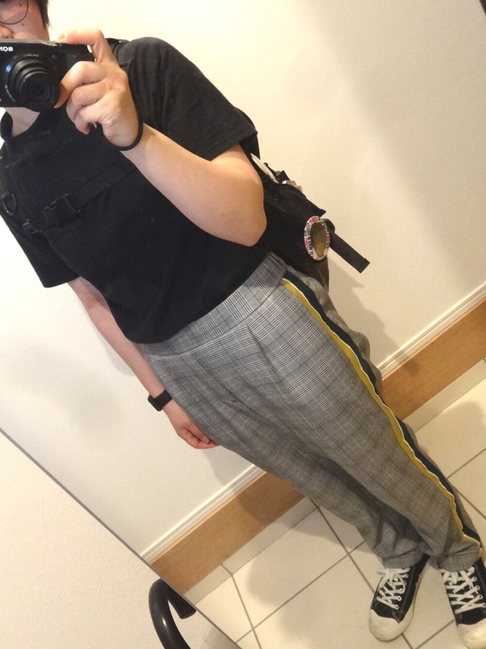 「シンプル、パンツスタイル、スニーカー、黒Tシャツ、メメントイズム(MEMENTISM)、無印良品、カジュアル、柄パンツ」｜「ZARAのアイテム（パンツ、グレー系）」を使った、hazukiさん（レディース・152cm）の夏コーディネートの1枚目の写真