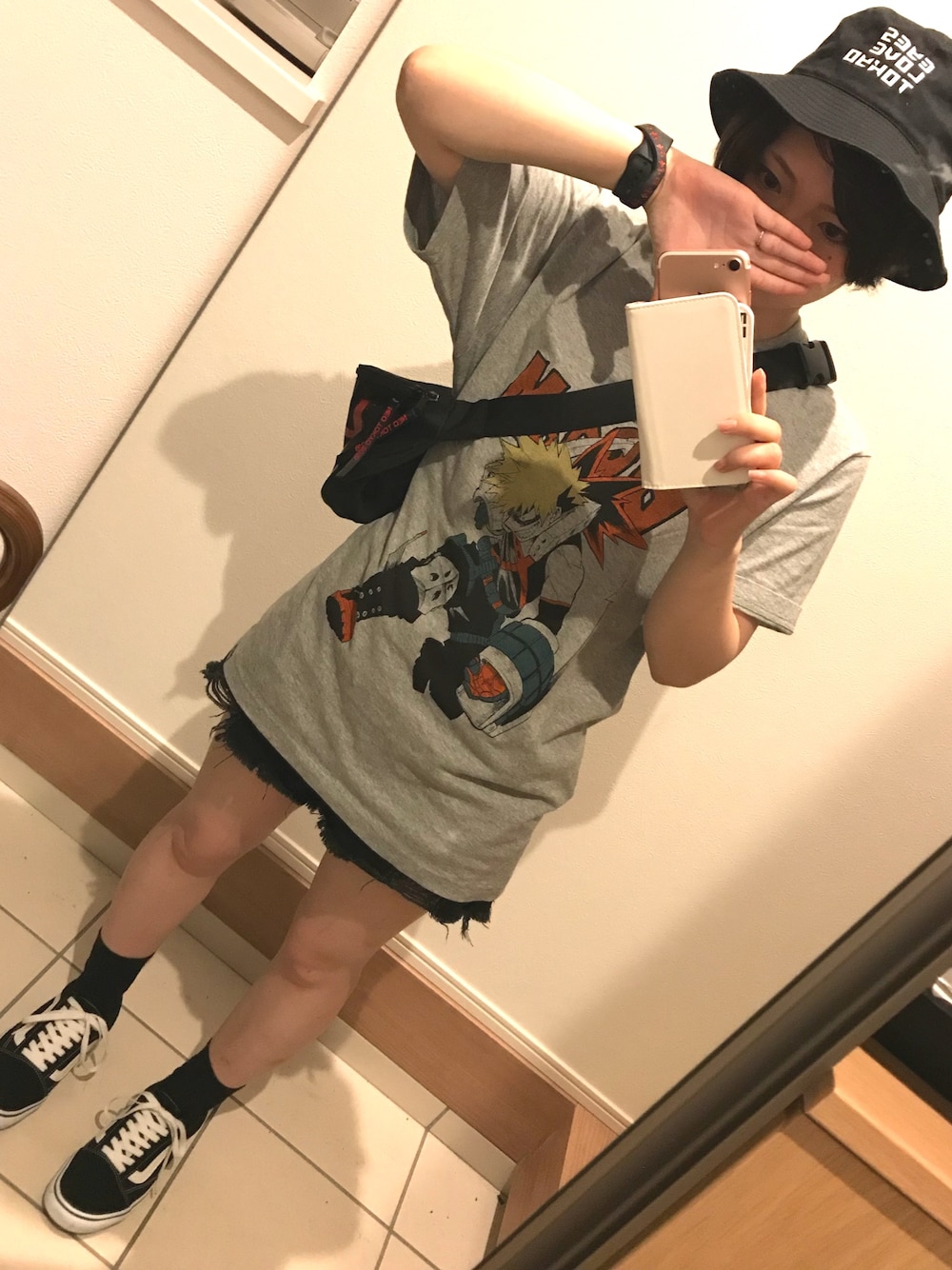 「爆豪勝己、かっちゃん、僕のヒーローアカデミア、ヒロアカ、ストリート、GU、ボディバッグ、VANS」｜「UNIQLOのジャンプ50thグラフィックT（僕のヒーローアカデミア・半袖）（Tシャツ/カットソー、グレー系）」を使った、hazukiさん（レディース・152cm）の夏コーディネートの1枚目の写真