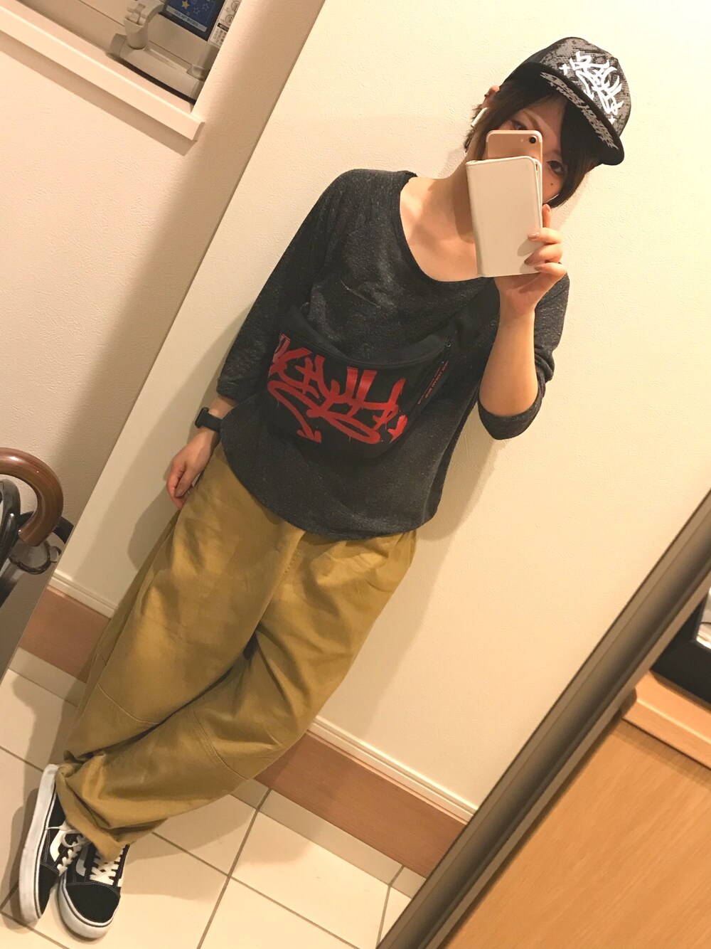 「ゆるコーデ、ゆるパンツ、手抜き、VANS、スニーカー、ライブグッズ、hyde」｜「niko and...のアイテム（パンツ、ブラウン系）」を使った、hazukiさん（レディース・152cm）の秋コーディネートの1枚目の写真