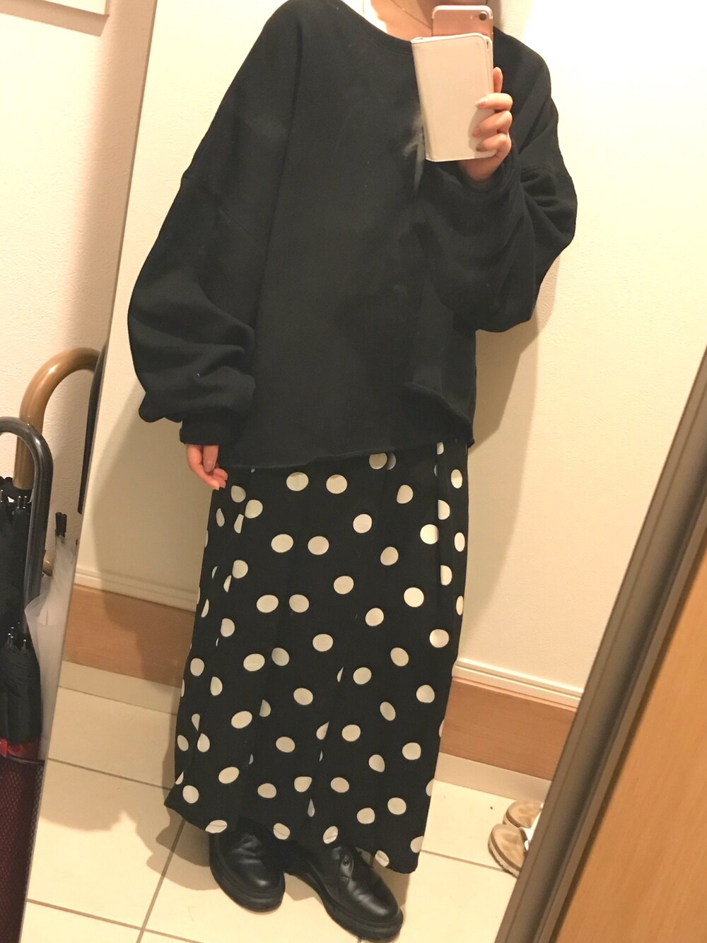 「メルロー、シンプル、ドット、黒、ゆるパンツ、ビッグシルエット、モード、カジュアル、ドクターマーチン」｜「MERLOTのオーバーサイズ裏起毛スウェットトップス1064（スウェット、ブラック系）」を使った、hazukiさん（レディース・152cm）の秋コーディネートの1枚目の写真