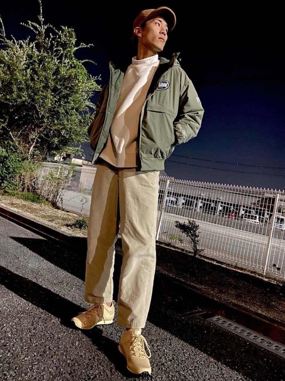 「古着、秋冬コーデ、wearhalloween2020、秋コーデ、シンプル、スウェード、ホワイトコーデ、XLARGE、カーキ、タートルネック」｜「XLARGEのアイテム（ナイロンジャケット、グリーン系）」を使った、taichannnnさん（メンズ・184cm）の秋コーディネートの1枚目の写真