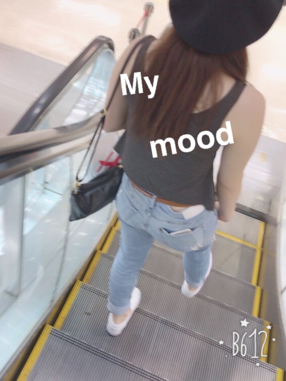 ホワイト系のスリッポン、その他のデニムパンツ、グレー系のトップスを着用したレディースの夏コーディネートの1枚目の写真