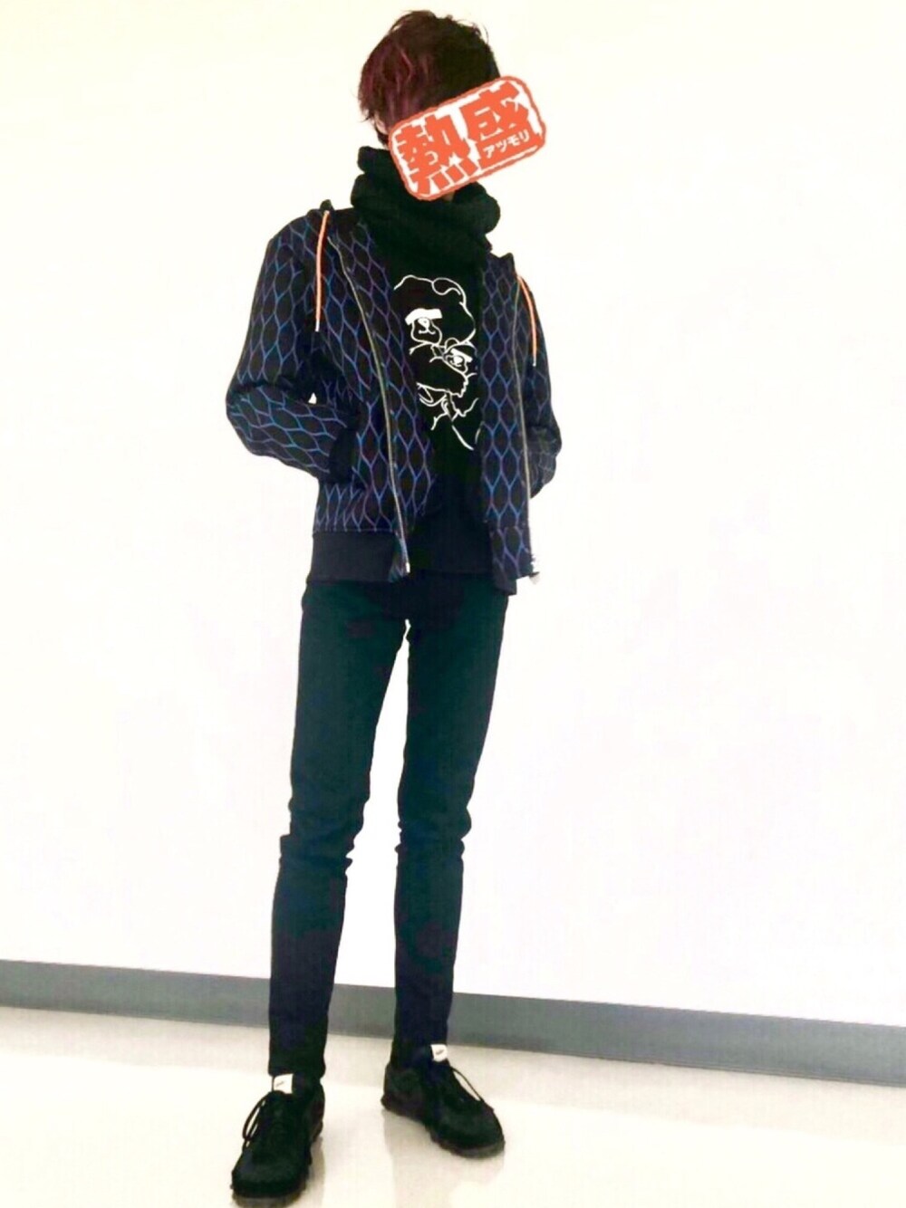 「KENZO×H&M、UNDER COVER、UNIQLO、H&M、BLACK COMME des GARÇONS、黒スキニー、大学生、大学コーデ、赤髪、ストリートカジュアル」｜「UNIQLOのアイテム（パンツ、ブラック系）」を使った、TJさん（メンズ・179cm）の冬コーディネートの1枚目の写真