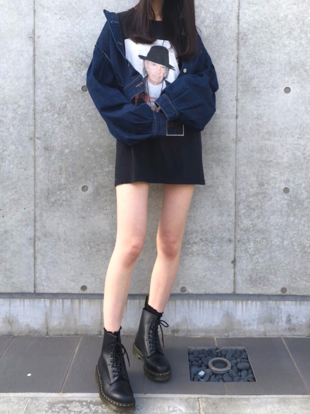 「休日コーデ、ビックシルエット、秋冬コーデ、Dr.Martens、supreme、moussy、高身長女子」｜「MOUSSYのアイテム（デニムジャケット、ブルー系）」を使った、🐹さん（レディース・170cm）の秋コーディネートの1枚目の写真