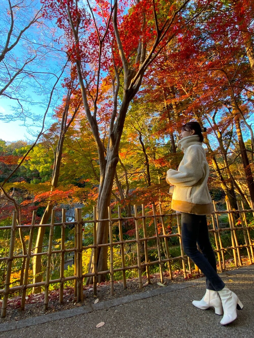 「シンプルコーデ、カジュアル、休日コーデ、秋のコーデ、高身長女子、GU、スキニーデニム、リバーシブル、紅葉、もこもこ」｜「no brandのアイテム（ブルゾン、ホワイト系）」を使った、🐹さん（レディース・170cm）の冬コーディネートの1枚目の写真