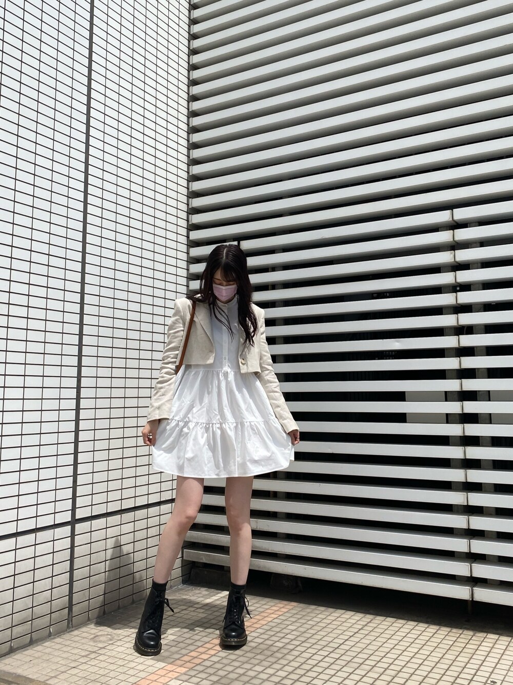 「シンプル、これが私をアゲる服、Dr.Martens、ティアードワンピース、ショート丈、ZARA、デート、今日のコーデ、ootd、outfit」｜「ZARAのアイテム（テーラードジャケット、ホワイト系）」を使った、🐹さん（レディース・170cm）の春コーディネートの1枚目の写真