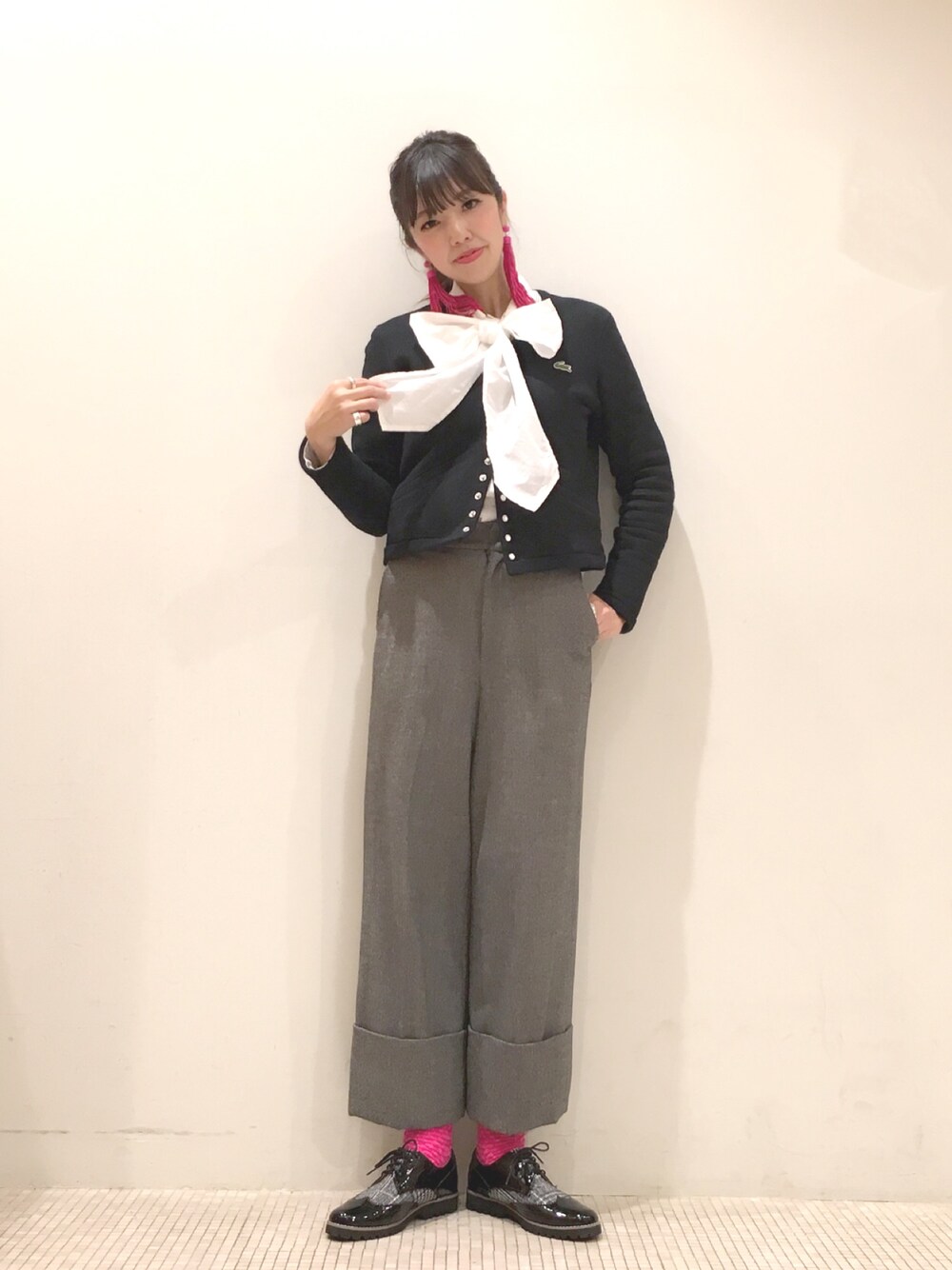 「大人カジュアル、アスコットタイ、リボン、LACOSTE、BEAMS BOY、ワイドパンツ、ドレスシューズ」｜「Ray BEAMSのSTELLA&RUBY × Ray BEAMS / 別注 フリンジ ピアス（ピアス（両耳用）、ピンク系）」を使った、TOMA22さん（レディース・164cm）の秋コーディネートの1枚目の写真