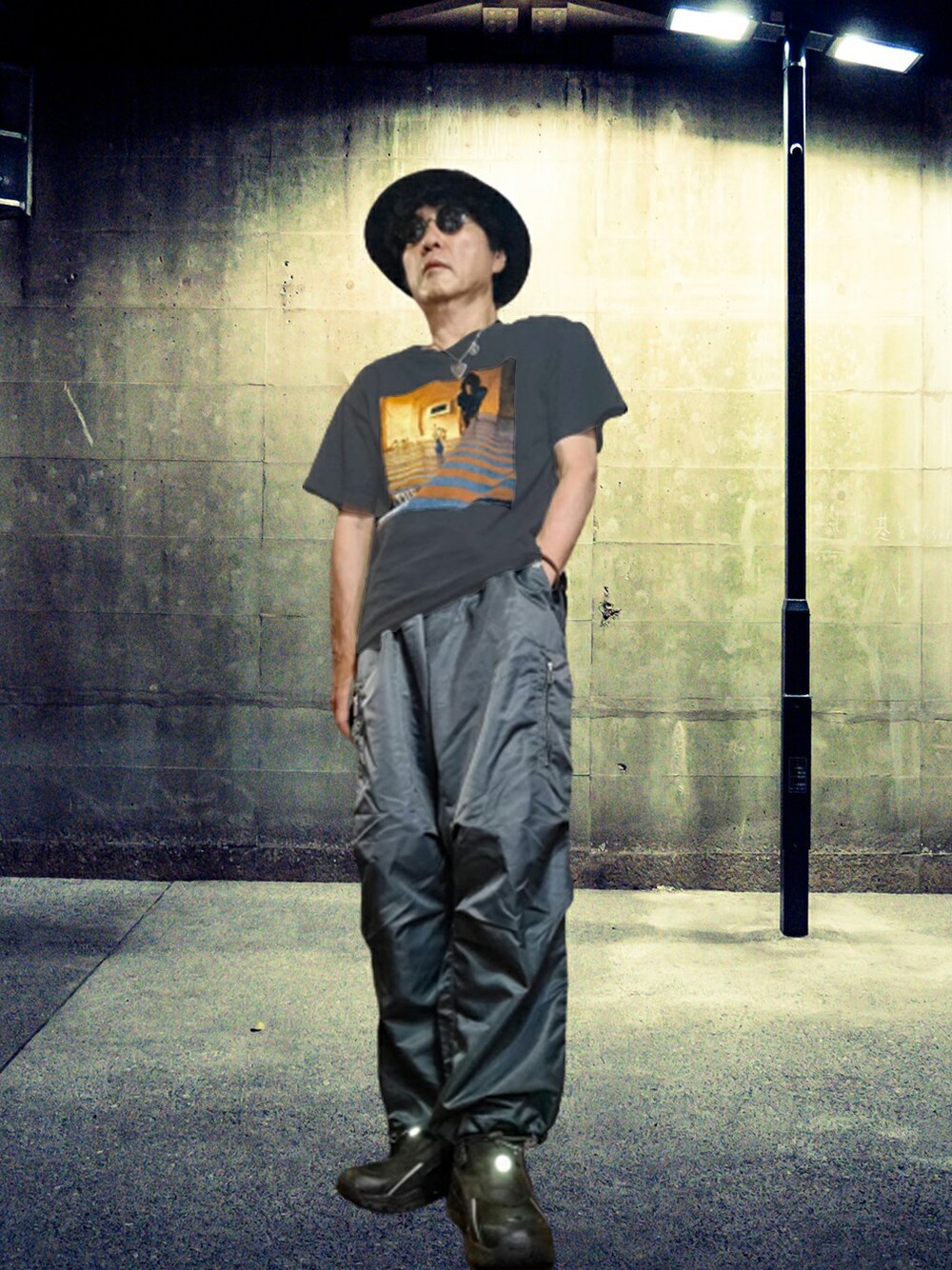 「ワントーンコーデ、ストリート、ハット、ワイドパンツ、バンドT、プリントT、バンT、黒Tシャツ、ピンクフロイド、相互フォロー」｜「VINTAGEのPINK FLOYDシド・バレットのTシャツ（Tシャツ/カットソー、ブラック系）」を使った、msg1961さん（メンズ・170cm）の秋コーディネートの1枚目の写真