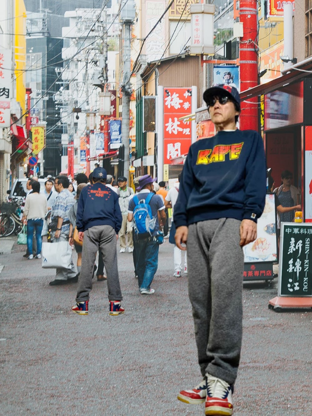 「スウェット、スウェットパンツ、スウェット×シャツ、キャップ、ストリート、ハイカットスニーカー、カジュアルコーデ、Bape、相互フォロー、ロゴスウェット」｜「UNIQLOのスフレヤーンイージーパンツ（その他パンツ、グレー系）」を使った、msg1961さん（メンズ・170cm）の冬コーディネートの1枚目の写真