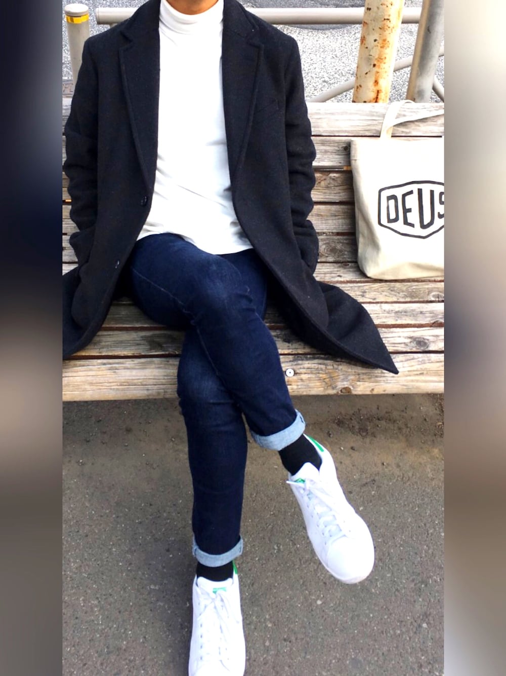 「おしゃれさんと繋がりたい、シンプルコーデ、スキニーデニム、コート、UNIQLO、トートバッグ、アディダス、タートルネック、シンプル」｜「URBAN RESEARCHのUR メリノウールタートルネックニット（ニット/セーター、ホワイト系）」を使った、Miuraさん（メンズ・170cm）の冬コーディネートの1枚目の写真