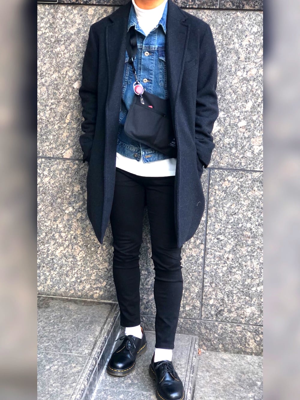 「ブラック、UNIQLO、革靴、スキニー、白ソックス、モノトーン、プチプラ、キレイめ」｜「niko and...のNTRメルトンチェスターコート【niko and ...】（チェスターコート、ブラック系）」を使った、Miuraさん（メンズ・170cm）の冬コーディネートの1枚目の写真