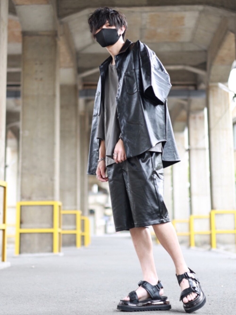 ブラック系のTシャツ/カットソー、ブラック系のその他パンツ、グレー系のTシャツ/カットソーを着用したメンズの夏コーディネートの1枚目の写真