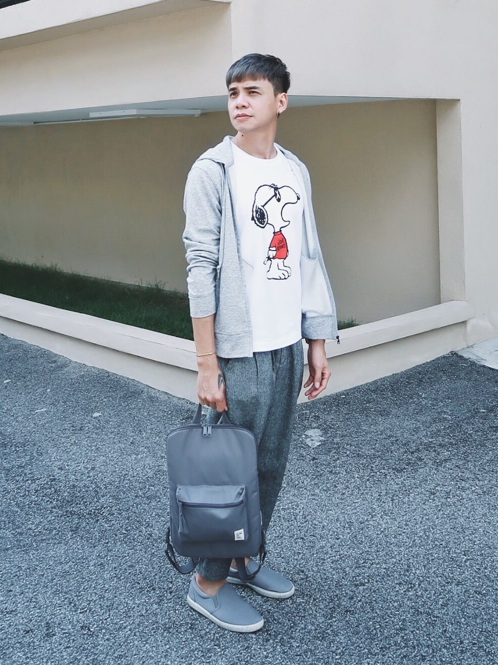 「ootd、kaws、kaws×uniqlo、KAWS×PEANUTS」｜「UNIQLOのアイテム（Tシャツ/カットソー、ホワイト系）」を使った、DannyOne 溫力銘さん（メンズ・172cm）の春コーディネートの1枚目の写真