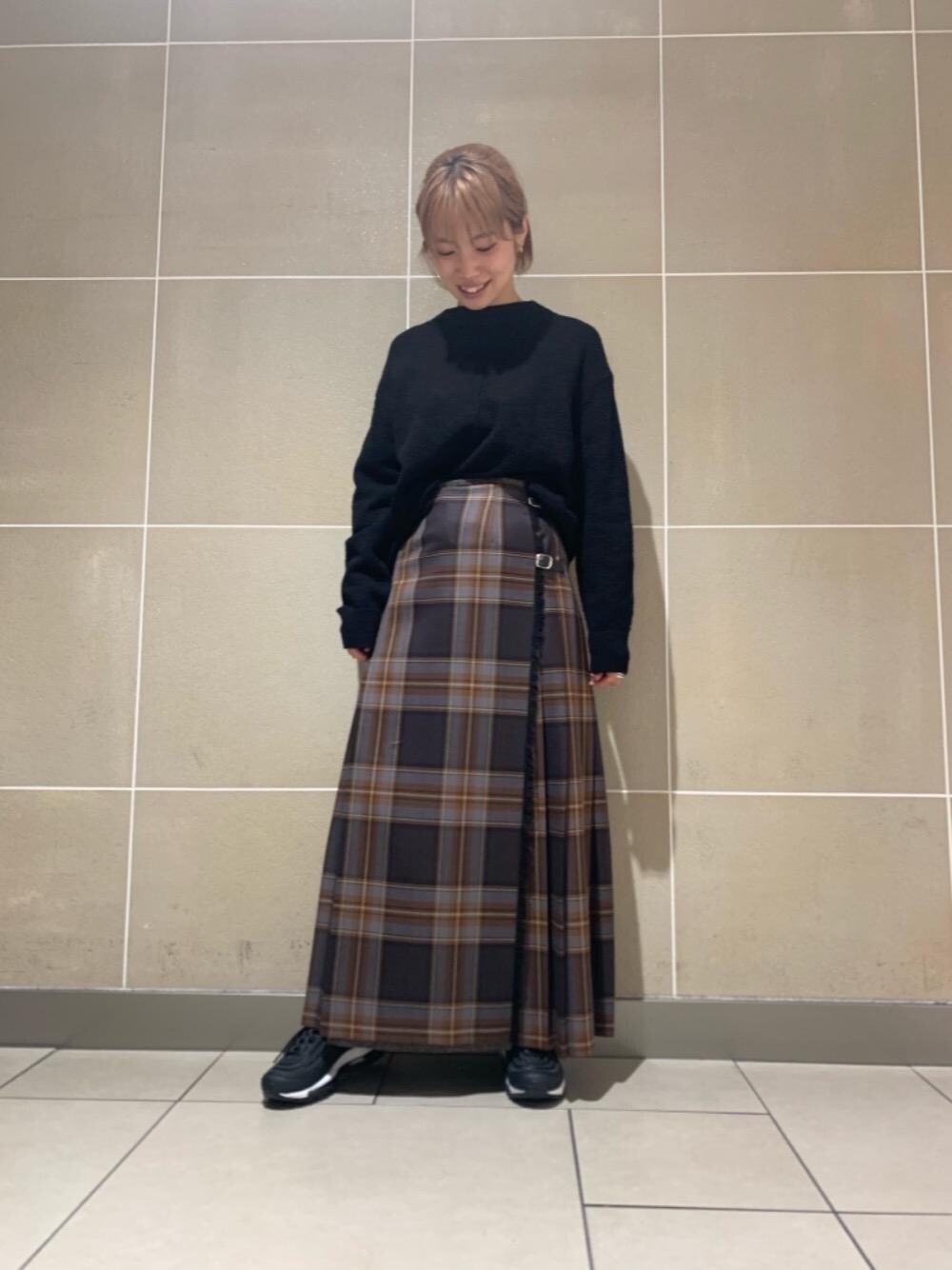 「RECOMMEND  ITEM STYLING」｜「BEAUTY&YOUTH UNITED ARROWSの【別注】＜O'NEIL of DUBLIN＞キルトロングスカート/ブラウン（スカート、ブラウン系）」を使った、市毛　佑佳さん（レディース・155cm）の秋コーディネートの1枚目の写真