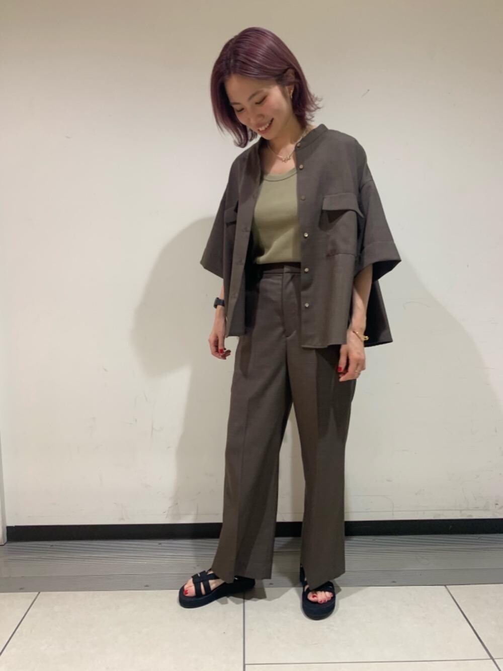 「RECOMMEND  ITEM STYLING」｜「Tevaの【別注】＜Teva（テバ）＞∴レザー ARIVACA アリバカ サンダル（サンダル、ブラック系）」を使った、市毛　佑佳さん（レディース・155cm）の春コーディネートの1枚目の写真