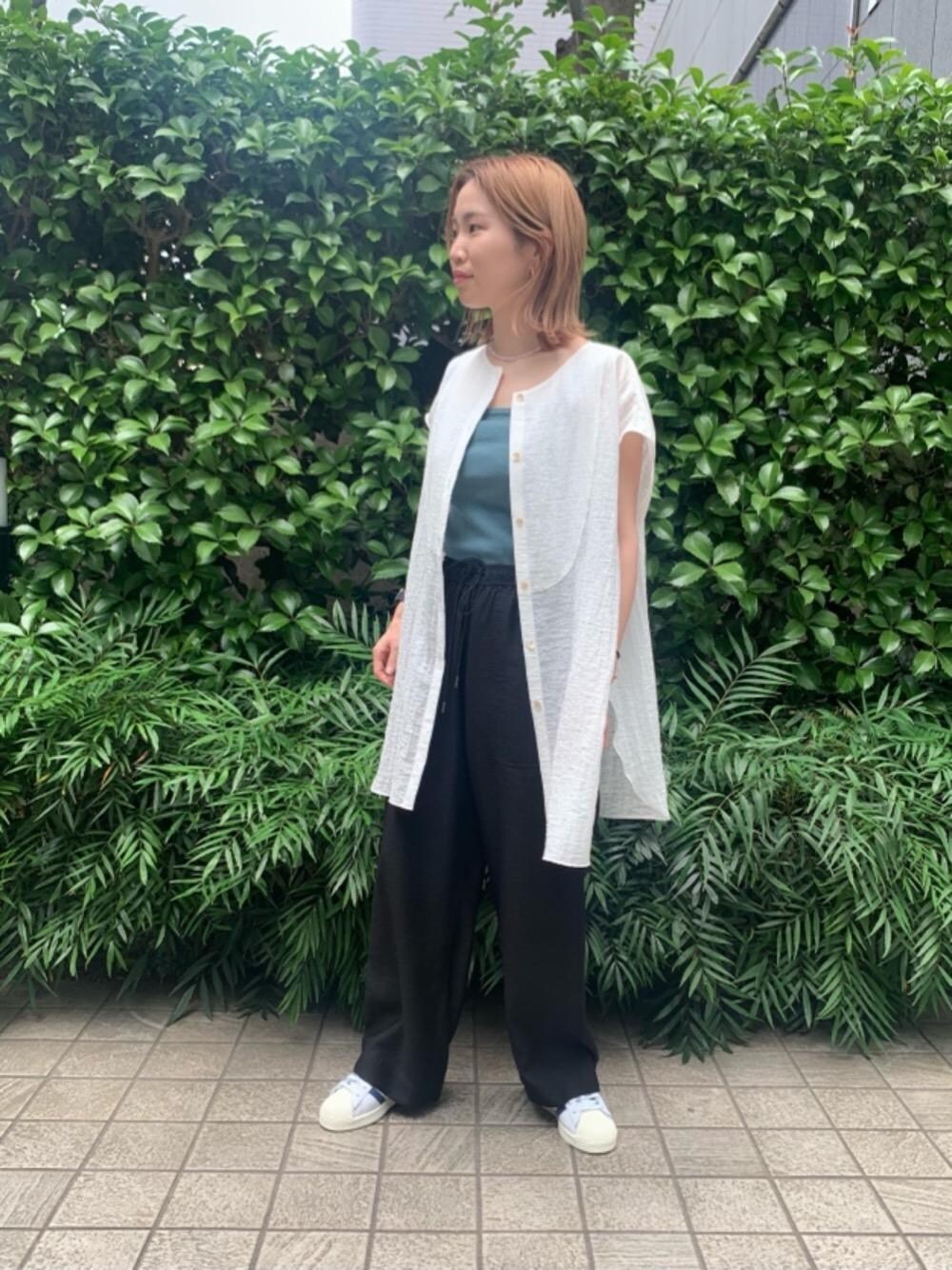 「adidas Originalsの【別注】＜adidas Originals（アディダス）＞∴SUPERSTAR スーパースター/スニーカー（スニーカー、ホワイト系）」を使った、市毛　佑佳さん（レディース・155cm）の夏コーディネートの1枚目の写真