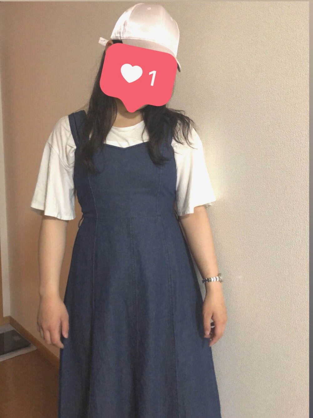 「美容院、ジャンスカ、デニムワンピース、ジャンパースカート、デニム、マジェスティックレゴン、キャップ、デート」｜「earth music&ecologyの・ウエストギャザープルオーバー（Tシャツ/カットソー、ホワイト系）」を使った、hhhaさん（レディース・155cm）の春コーディネートの1枚目の写真
