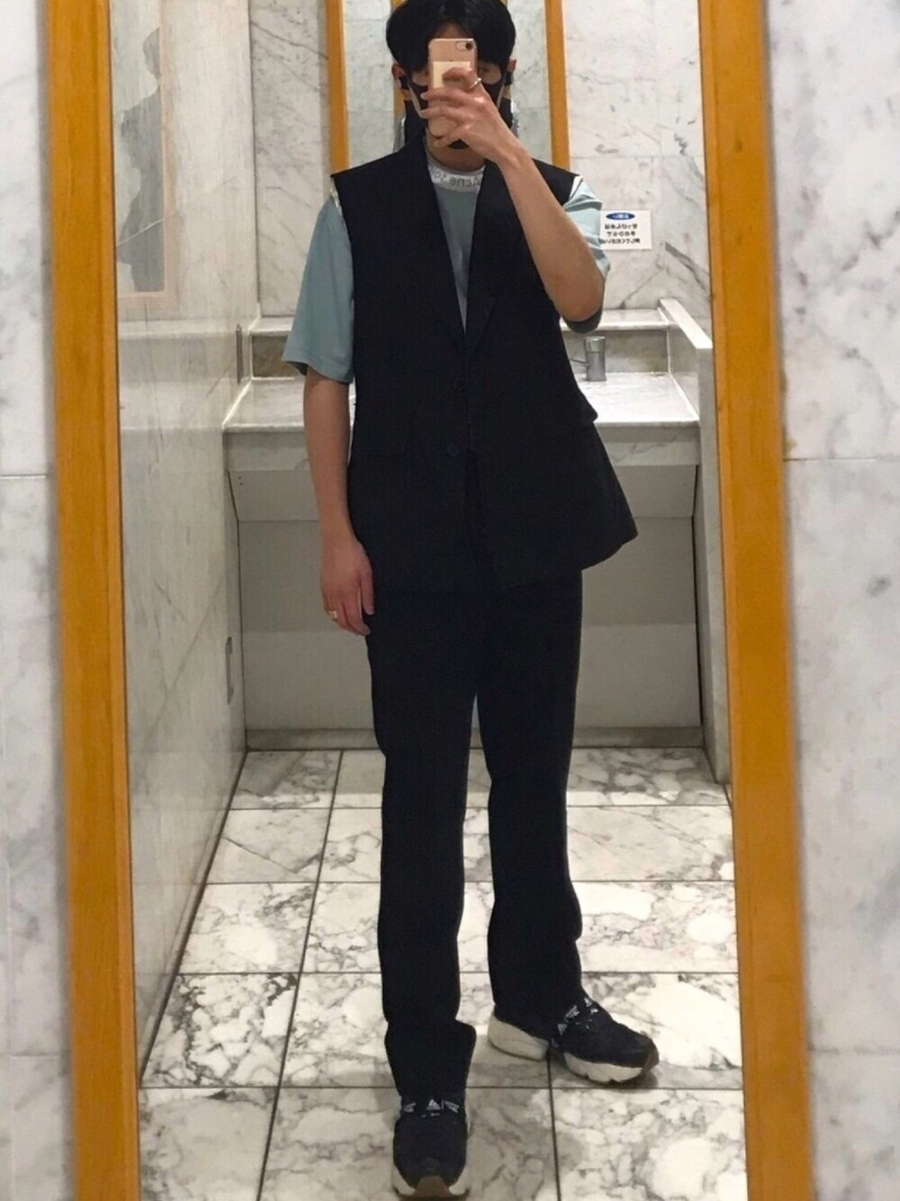 「モードストリート、テーラードベスト、リメイク、The Marías、Psychedelic Soul」｜「REMAKE ITEMのSLEEVELESS Peaked Lapel Tailored JKT  （ベスト、ブラック系）」を使った、Rさん（メンズ・244cm）の春コーディネートの1枚目の写真