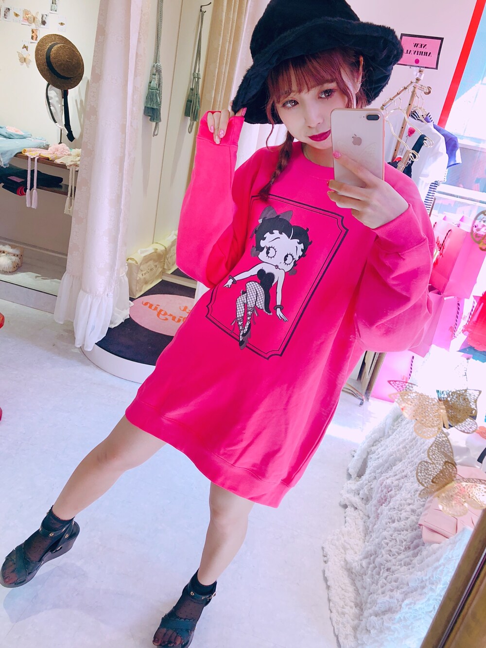 「Last Virgin、BETTY BOOP、カジュアル、ウラケ、裏毛ワンピース、ピンク、ファー小物」｜「Last Virginのアイテム（ワンピース、ピンク系）」を使った、fuukaさん（レディース・157cm）の秋コーディネートの1枚目の写真