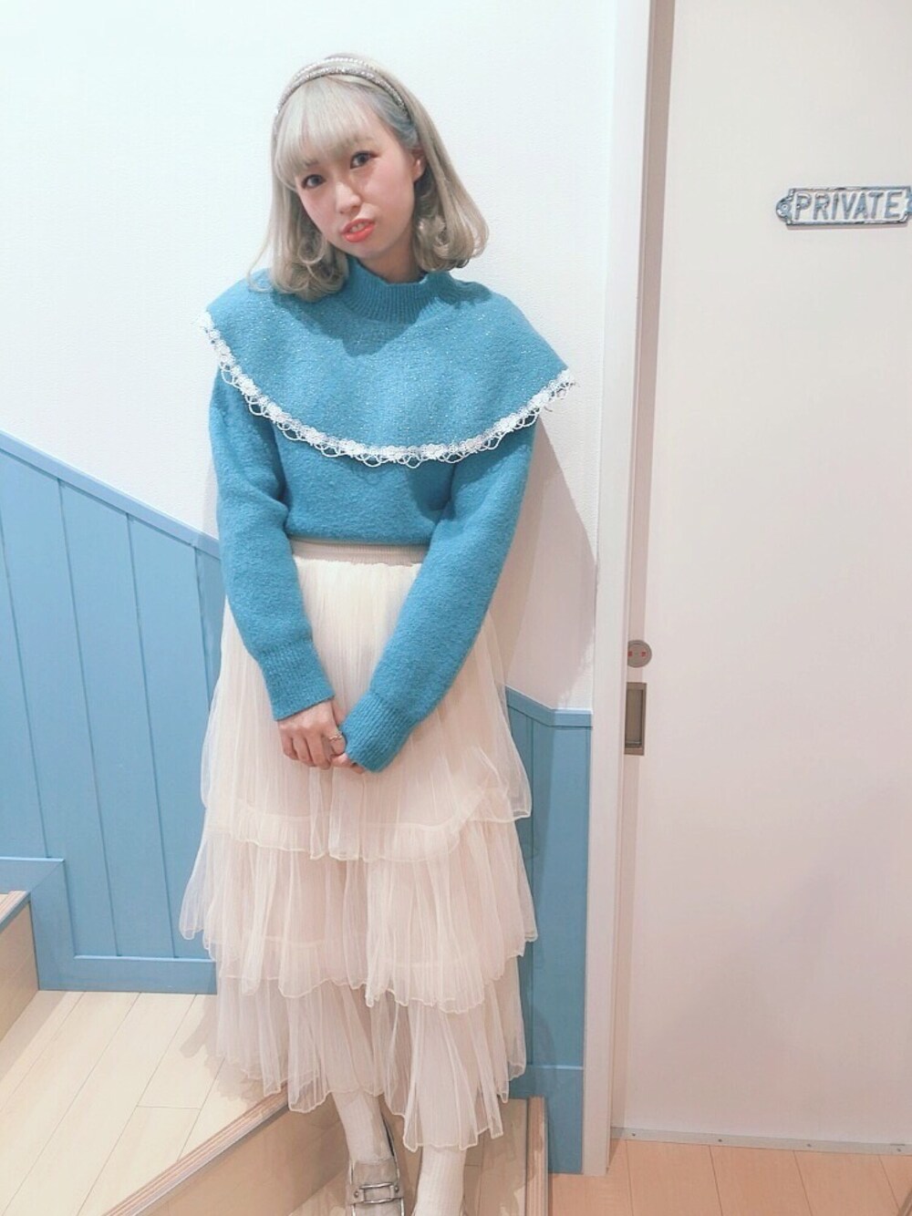 「Last Virgin、ベージュコーデ、チュールスカート、コンバース」｜「Last Virginのレースラインハイネックケープニットトップス（ニット/セーター、ブルー系）」を使った、fuukaさん（レディース・157cm）の春コーディネートの1枚目の写真