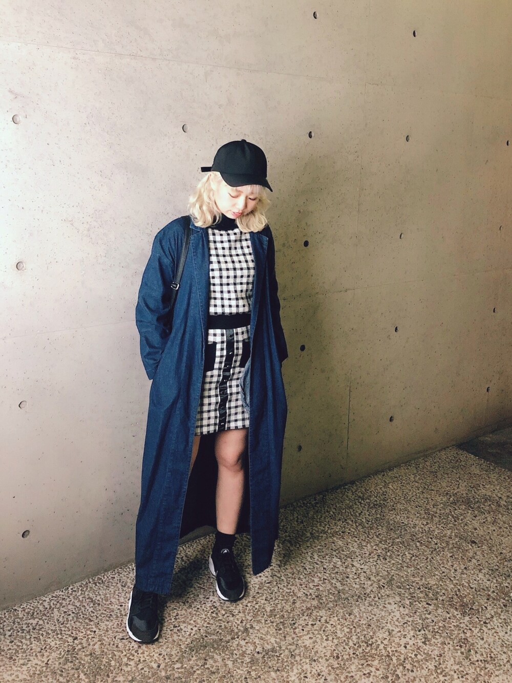 「スニーカー、スニーカーコーデ、春コーデ、楽チンコーデ、デニムコーデ、snidel、swankiss、キャップ」｜「Swankissのアイテム（スカート、ブラック系）」を使った、fuukaさん（レディース・157cm）の春コーディネートの1枚目の写真