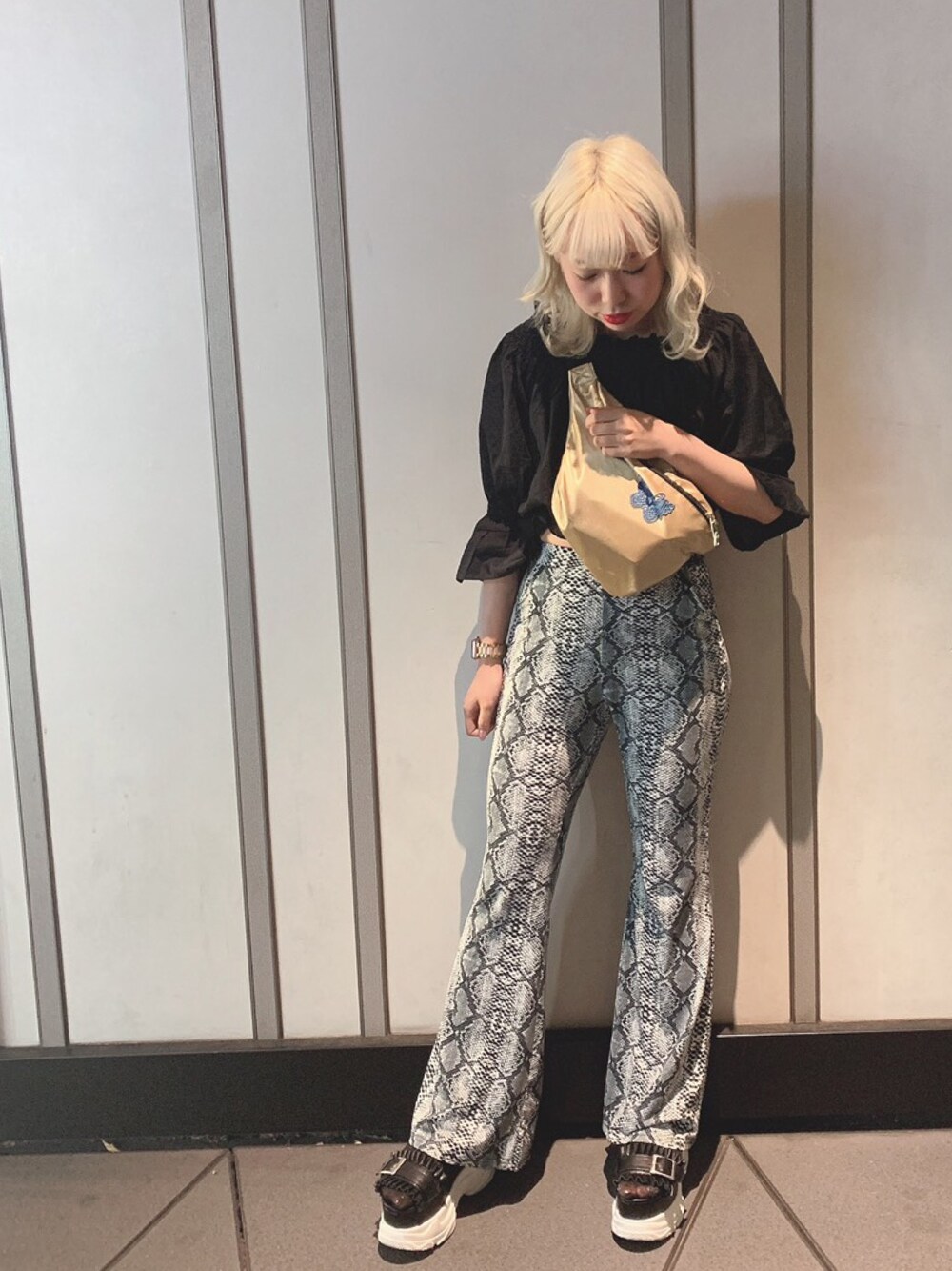 「Last Virgin、パイソン柄、フレアパンツ、SPINNS、スピンズ」｜「SPINNSのアイテム（トップス、ブラック系）」を使った、fuukaさん（レディース・157cm）の春コーディネートの1枚目の写真