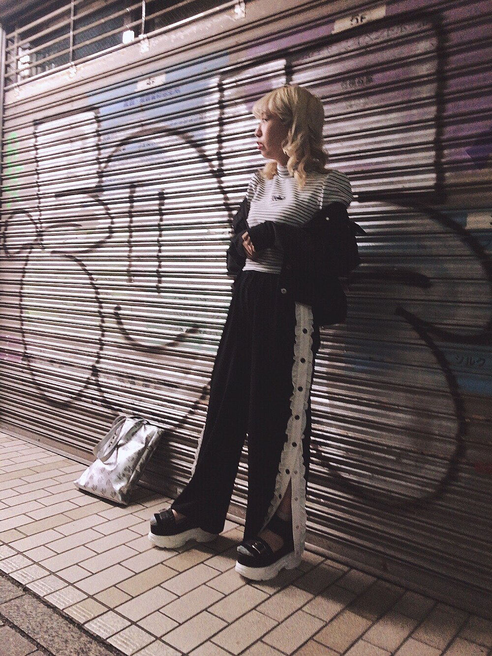 「LastVirgin、ジャージーパンツ、スニーカーサンダル」｜「Last Virginのアイテム（パンツ、ブラック系）」を使った、fuukaさん（レディース・157cm）の春コーディネートの1枚目の写真