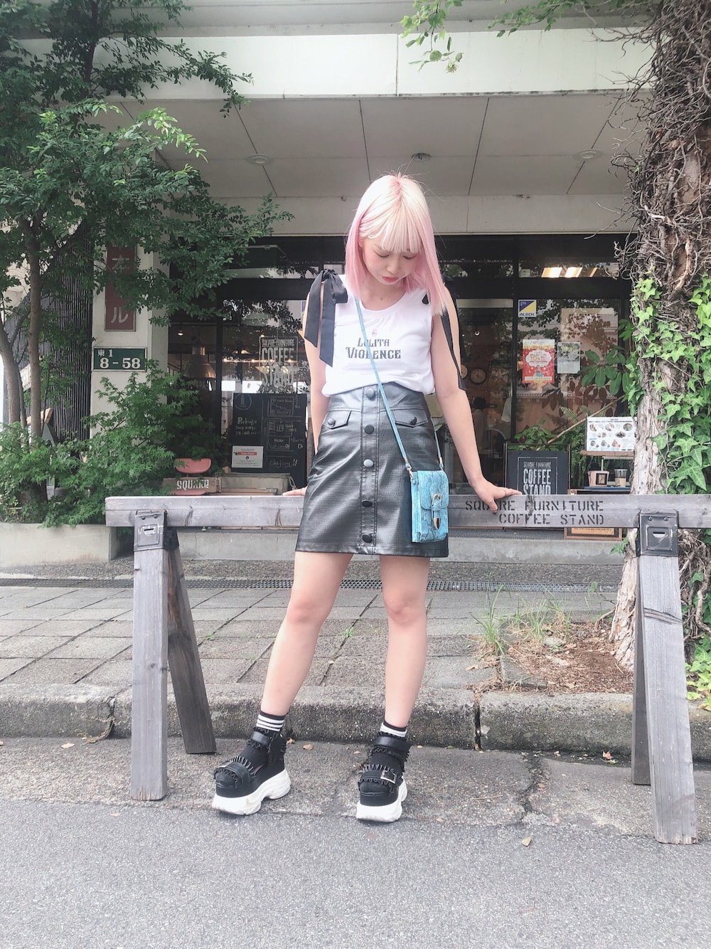 「LastVirgin、スニーカーサンダル、パイソン、台形ｽｶｰﾄ」｜「Last VirginのLOLITA VIOLENCEショルダーリボンタンク（タンクトップ、ホワイト系）」を使った、fuukaさん（レディース・157cm）の秋コーディネートの1枚目の写真