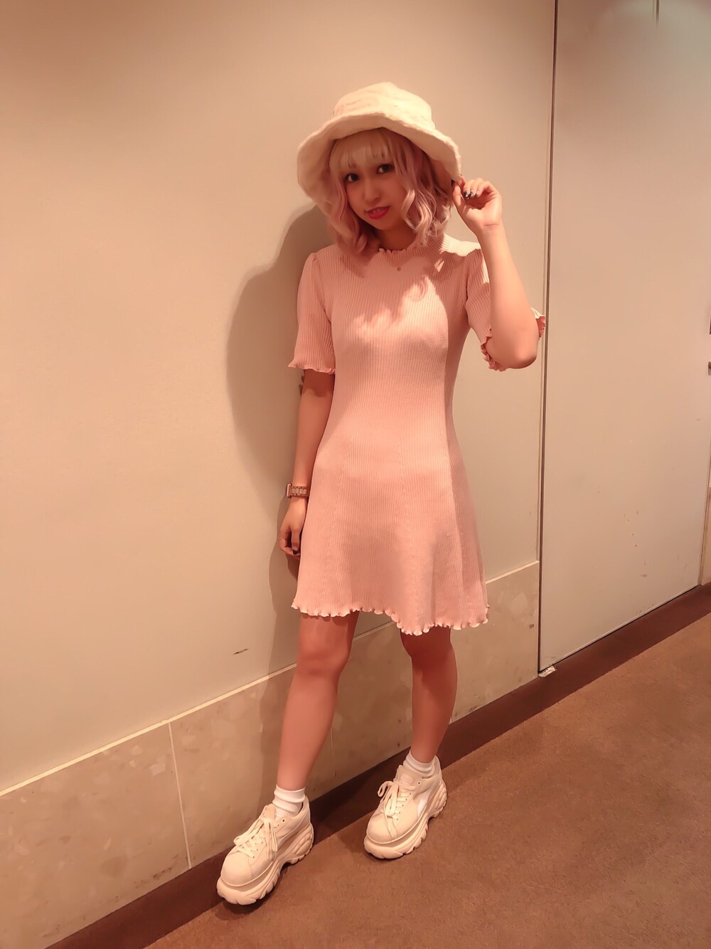 「スニーカーコーデ、スニーカー、PUMA、ダズリン(dazzlin)、ワンピース×スニーカー、ファー帽子、ファー小物」｜「dazzlinのフリルネックニットワンピース（ワンピース、ピンク系）」を使った、fuukaさん（レディース・157cm）の秋コーディネートの1枚目の写真