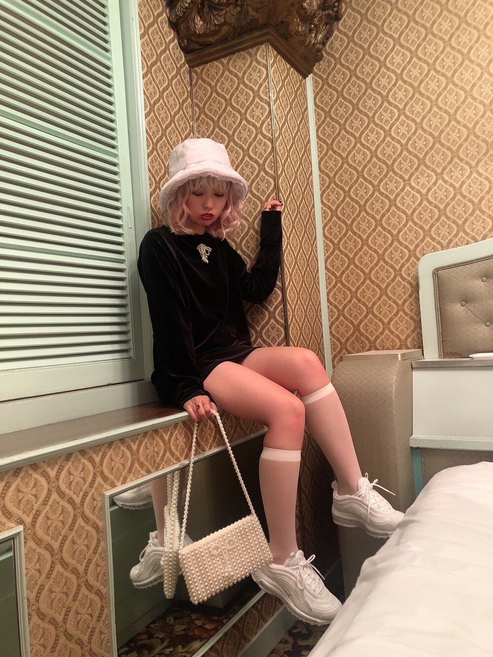 「Rum、ファー小物、ファー、ベロア、ベロアワンピース、パールバッグ」｜「Rumのアイテム（ハット、グレー系）」を使った、fuukaさん（レディース・157cm）の秋コーディネートの1枚目の写真