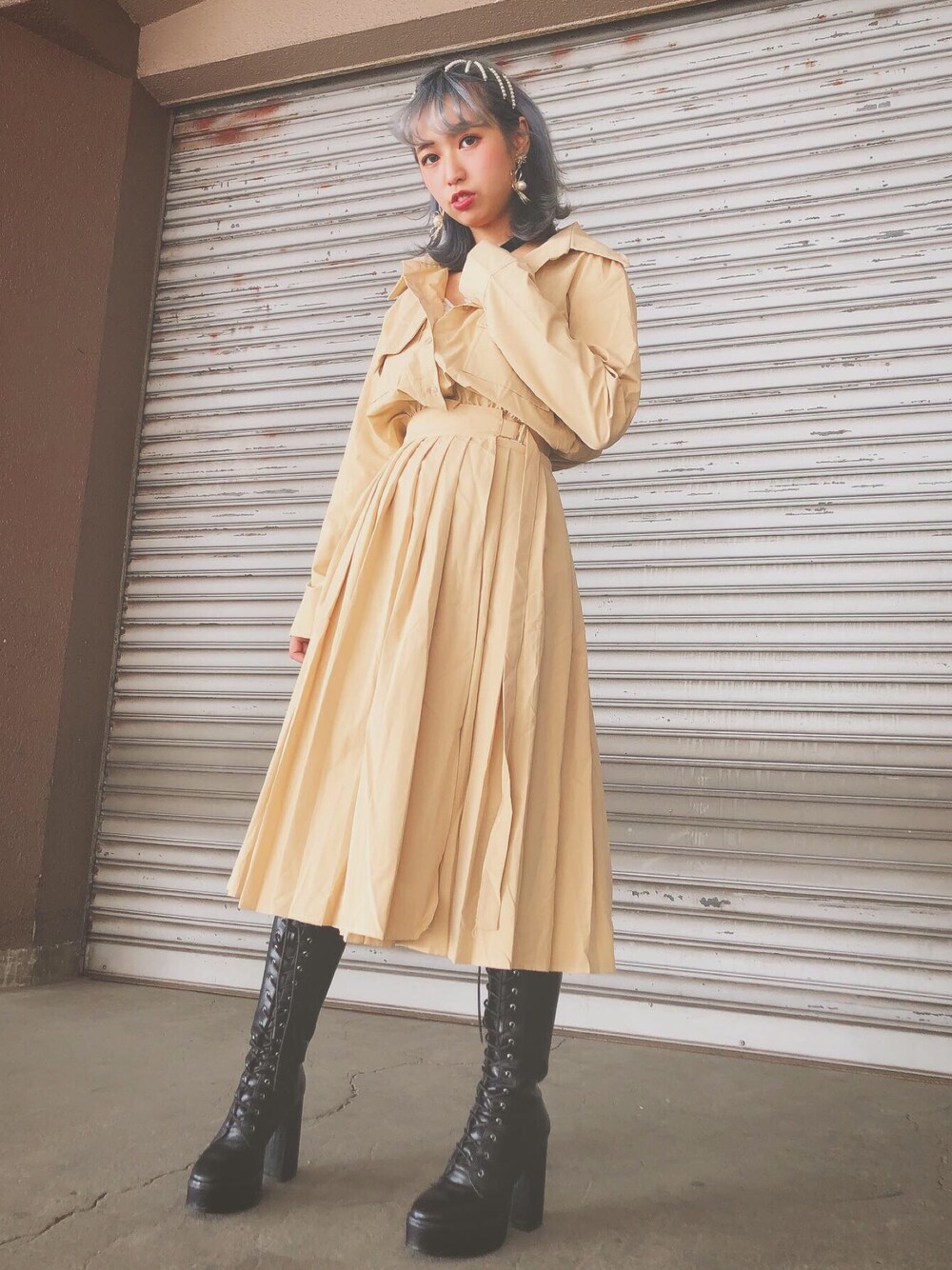「ワンピース、ワントーンコーデ、プリーツワンピース、シャツワンピ、シャツワンピース」｜「Rumのアイテム（ワンピース、ベージュ系）」を使った、fuukaさん（レディース・157cm）の冬コーディネートの1枚目の写真