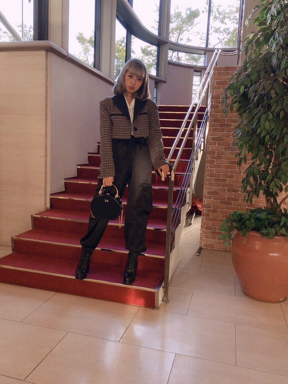 「ハンドルバッグ、カーゴパンツ、サテンパンツ、チェック、チェックジャケット、ジャケットスタイル」｜「Rumのアイテム（パンツ、ブラック系）」を使った、fuukaさん（レディース・157cm）の冬コーディネートの1枚目の写真