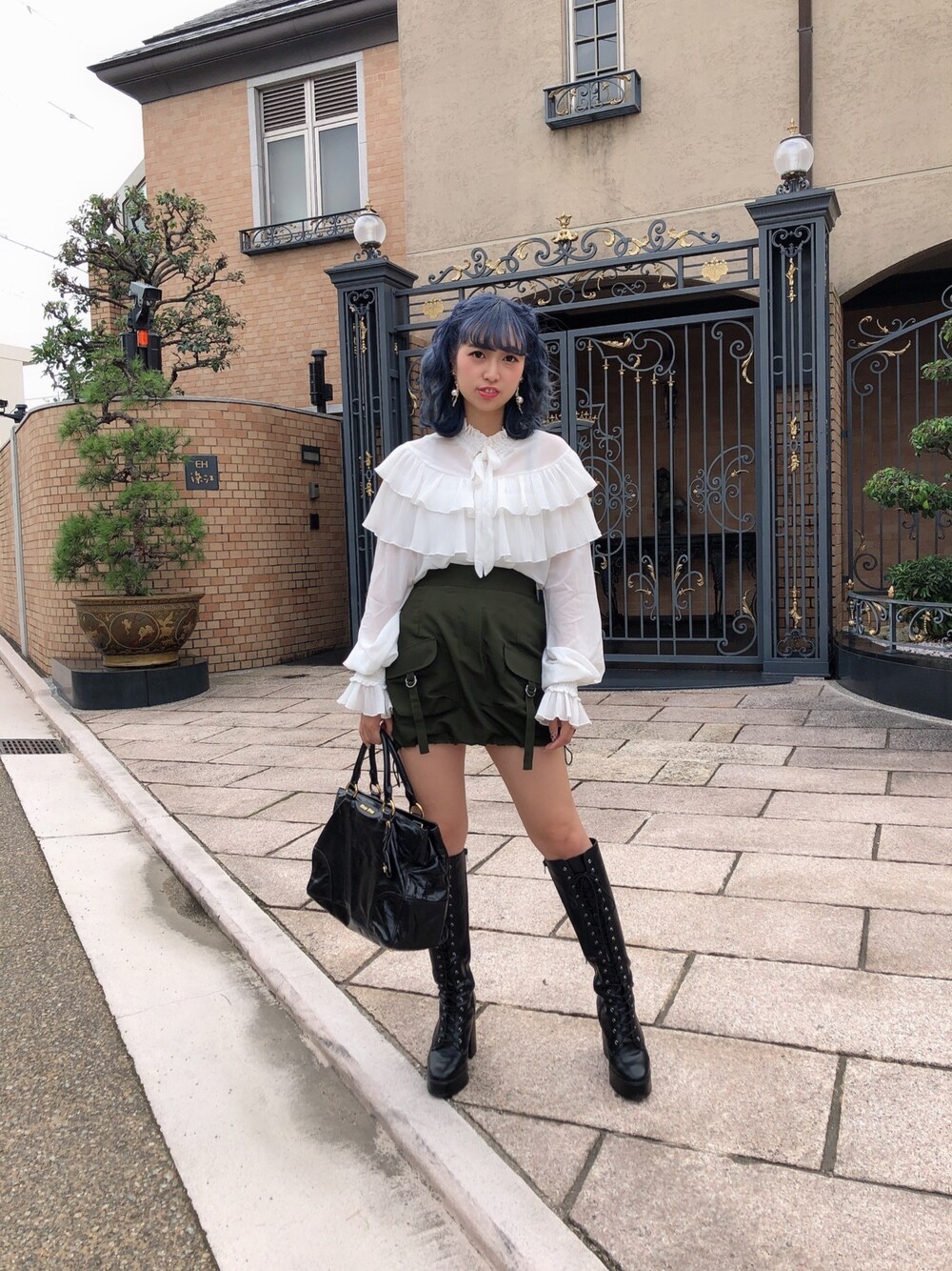 「MIUMIU、miu miu、カーゴスカート、カーゴ、ブラウス、ブラウスコーデ、フリルブラウス」｜「Rumのアイテム（スカート、グリーン系）」を使った、fuukaさん（レディース・157cm）の冬コーディネートの1枚目の写真