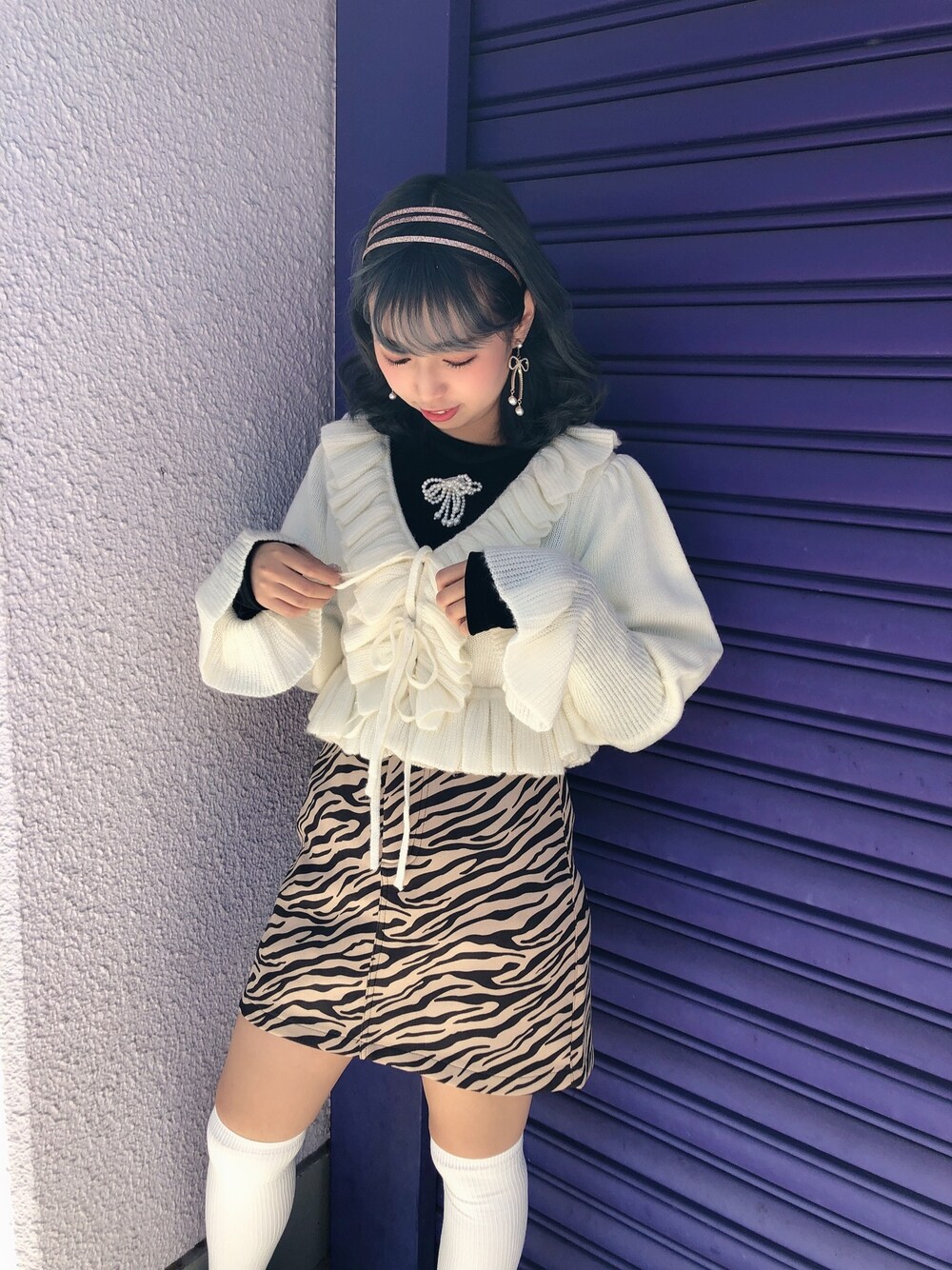「ニット、フリルニット、ゼブラ柄、ゼブラスカート、ベージュコーデ」｜「Rumのアイテム（ニット/セーター、ホワイト系）」を使った、fuukaさん（レディース・157cm）の冬コーディネートの1枚目の写真