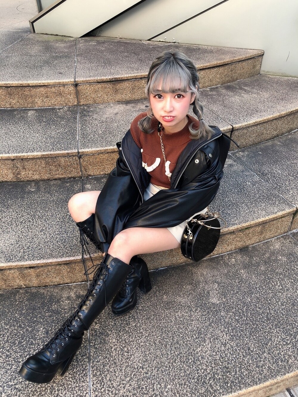 「レザーブルゾン、ブルゾン、レザーパンツ、フラップニット、ニット、シンプルコーデ」｜「Rumのアイテム（ブルゾン、ブラック系）」を使った、fuukaさん（レディース・157cm）の春コーディネートの1枚目の写真