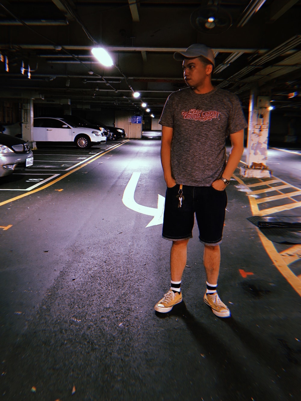 「PROVIDERのアイテム（Tシャツ/カットソー、グレー系）」を使った、Yu Shuo Changさん（メンズ・180cm）の夏コーディネートの1枚目の写真