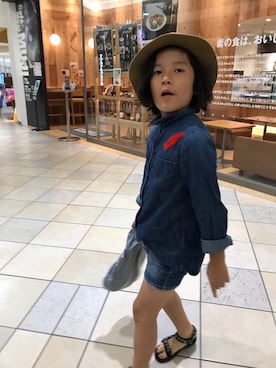 「AZUL by moussy（アズールバイマウジー）のアイテム（サンダル）」を使った、chicaさん（キッズ・135cm）の秋コーディネート