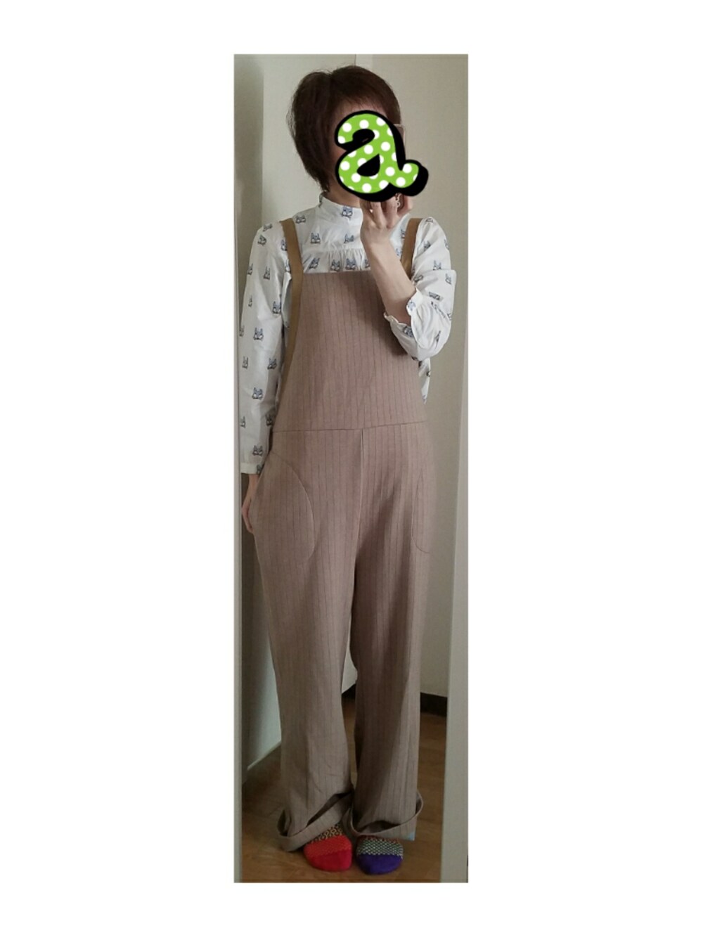 ベージュ系のサロペット/オーバーオール、ホワイト系のシャツ/ブラウス、その他のソックス/靴下を着用したレディースの春コーディネートの1枚目の写真