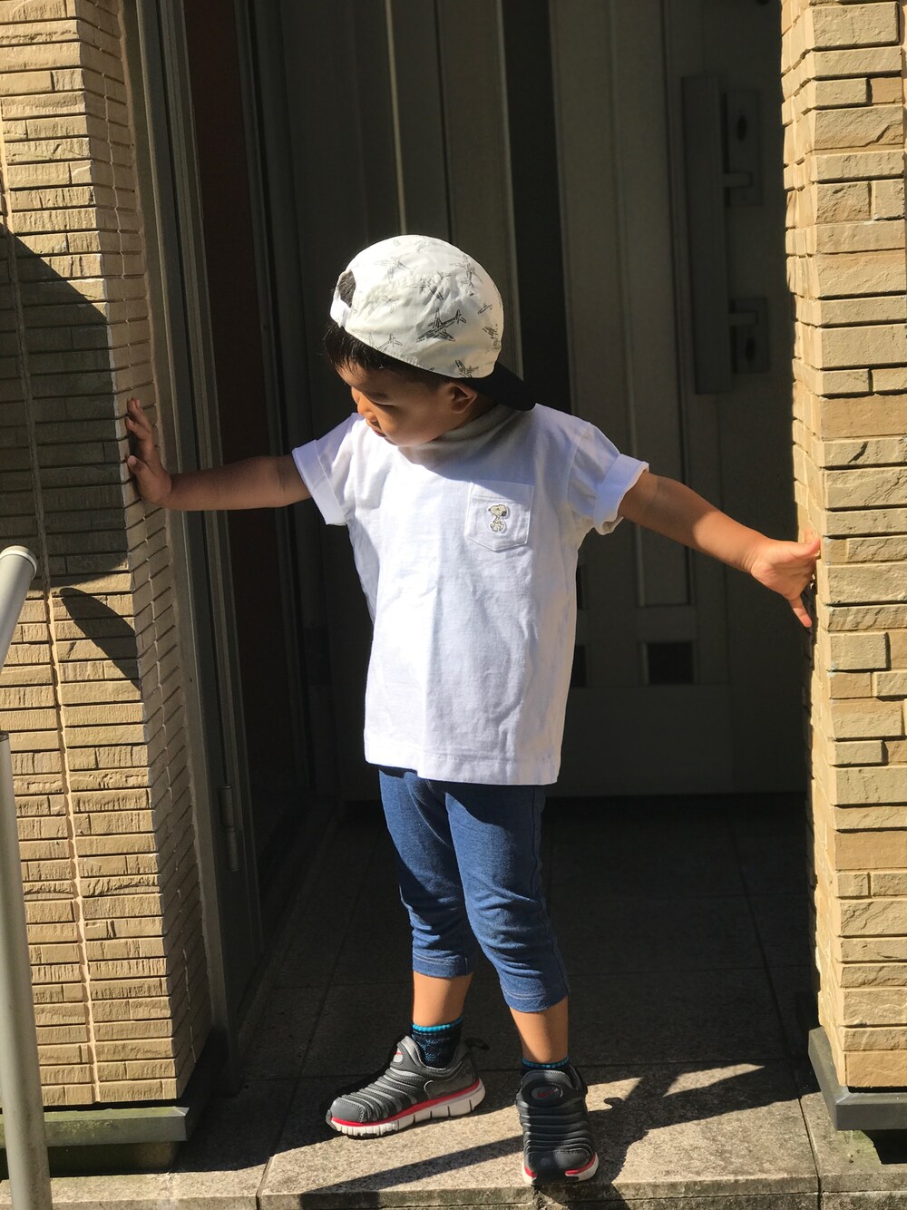 「男の子コーデ」｜「UNIQLOのアイテム（Tシャツ/カットソー、ホワイト系）」を使った、龍之介さん（キッズ・110cm）の夏コーディネートの1枚目の写真