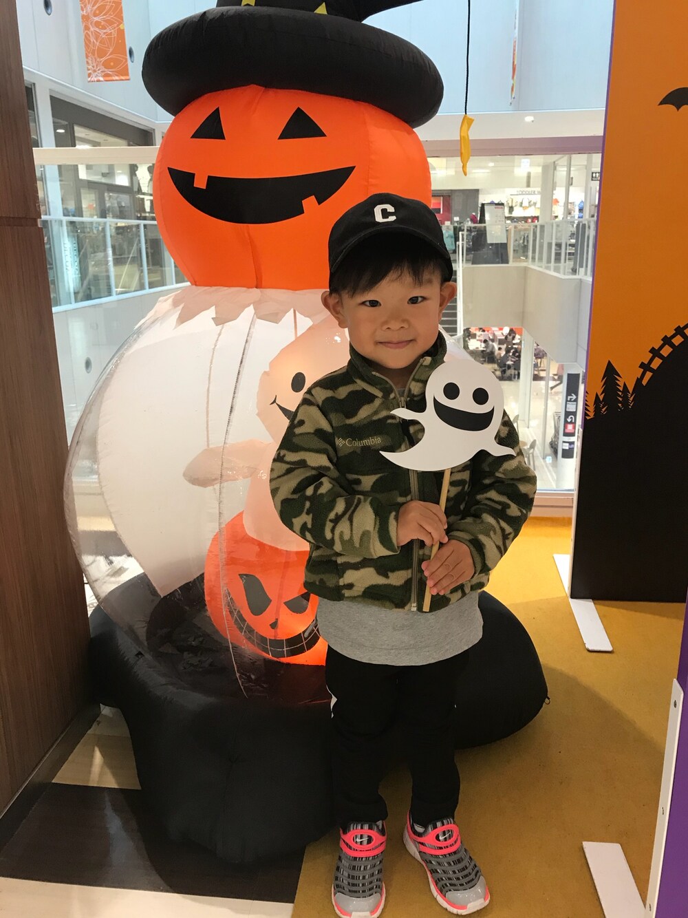 「アピタ、wearhalloween2017、おばけぽーず」｜「Columbiaのジンフリース（ブルゾン、グレー系）」を使った、龍之介さん（キッズ・110cm）の秋コーディネートの1枚目の写真