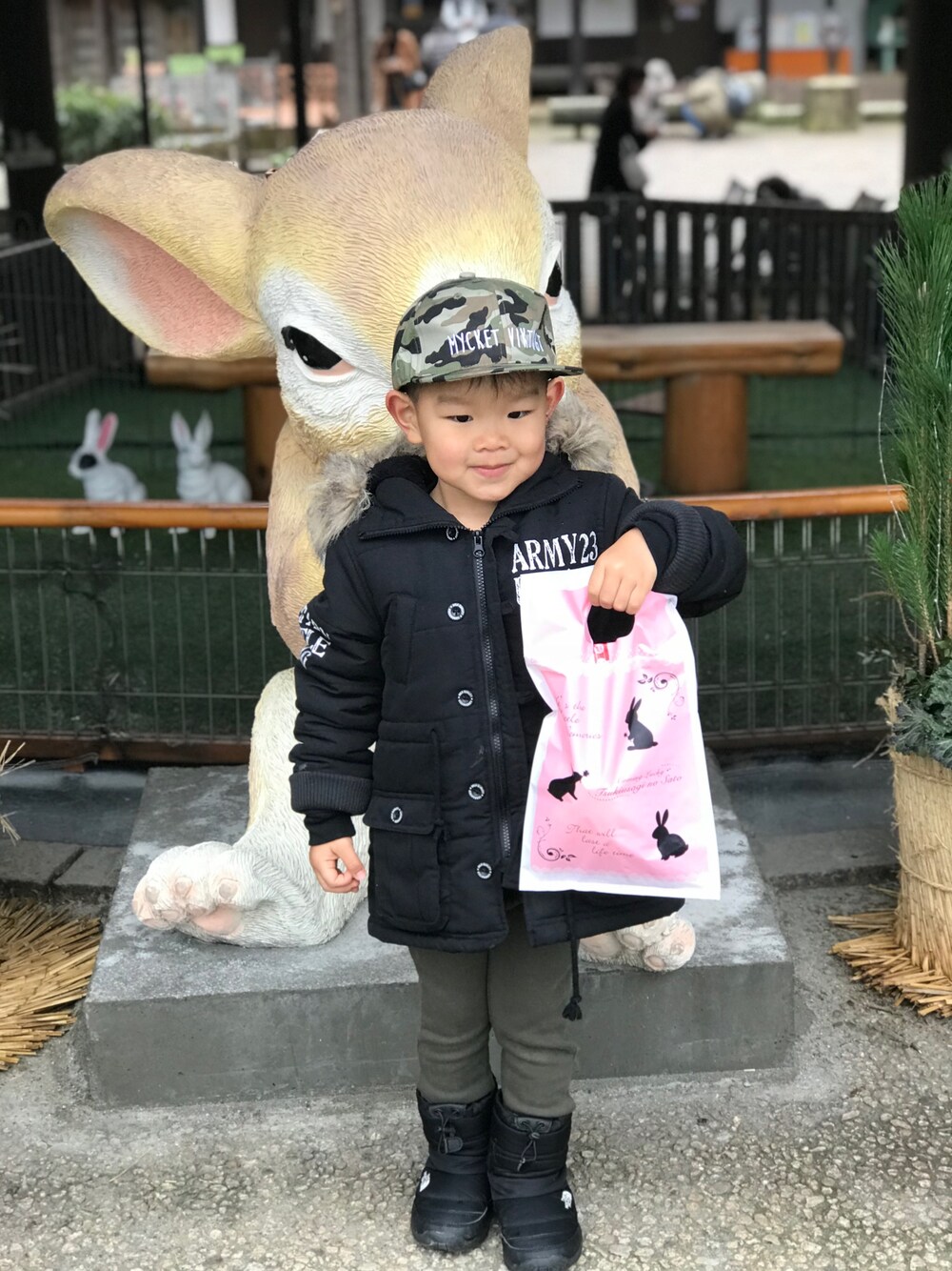 「月うさぎの里」｜「THE NORTH FACEのK NUPTSE BOOTIE 4（ブーツ、ブラック系）」を使った、龍之介さん（キッズ・110cm）の冬コーディネートの1枚目の写真