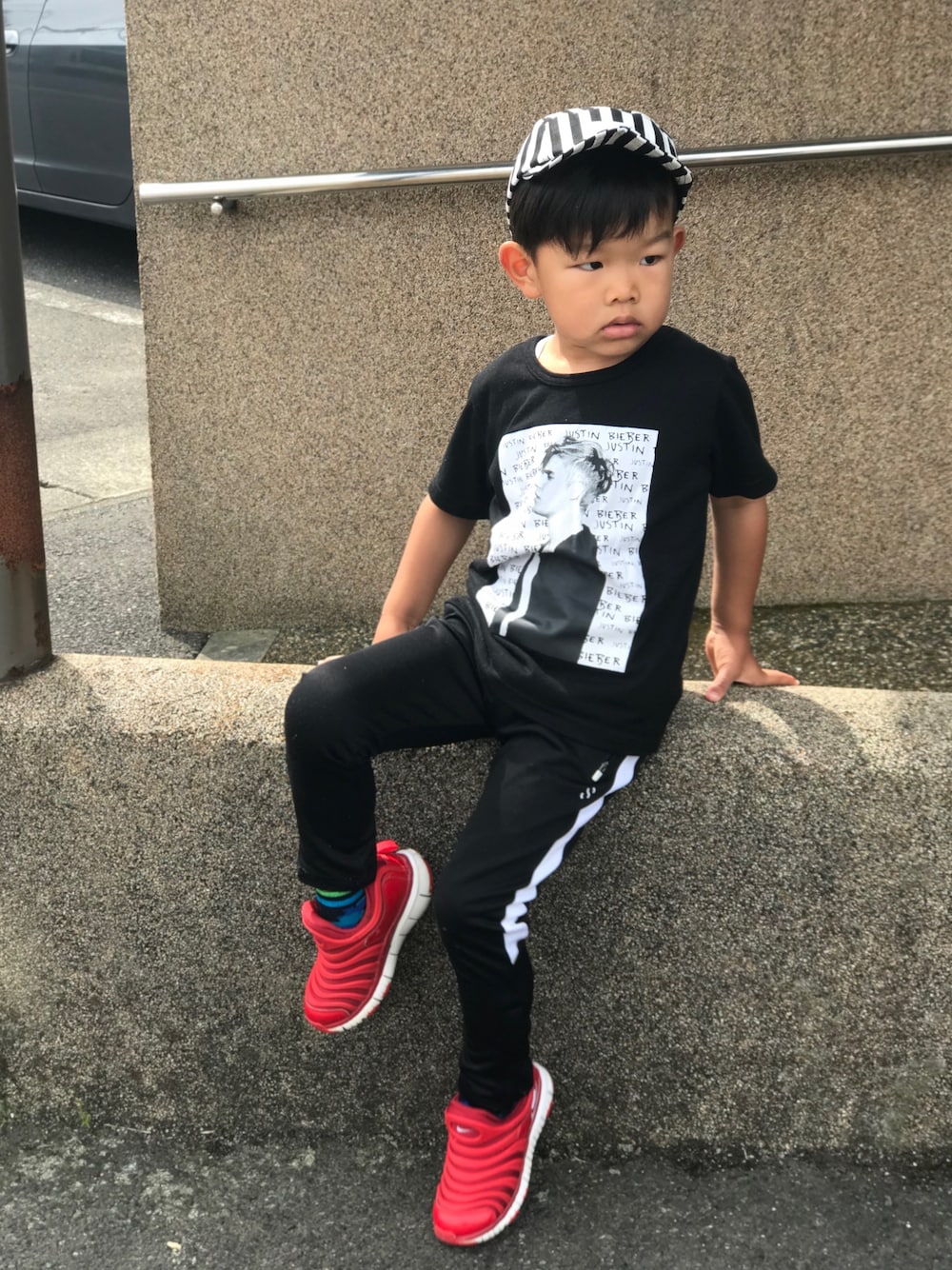 「ジャスティンビーバー」｜「NIKEのNIKE DYNAMO FREE (PS) (TOUGH RED/WHITE-UNIVERSITY RED) 【SP】（スニーカー、レッド系）」を使った、龍之介さん（キッズ・120cm）の夏コーディネートの1枚目の写真