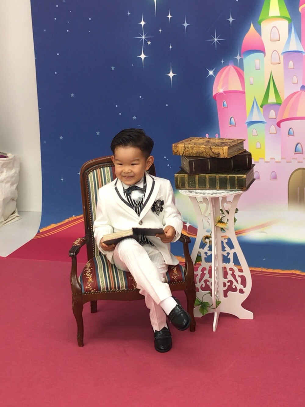 「七五三前撮り」｜「SUIT.のアイテム（スーツジャケット、ホワイト系）」を使った、龍之介さん（キッズ・120cm）の秋コーディネートの1枚目の写真
