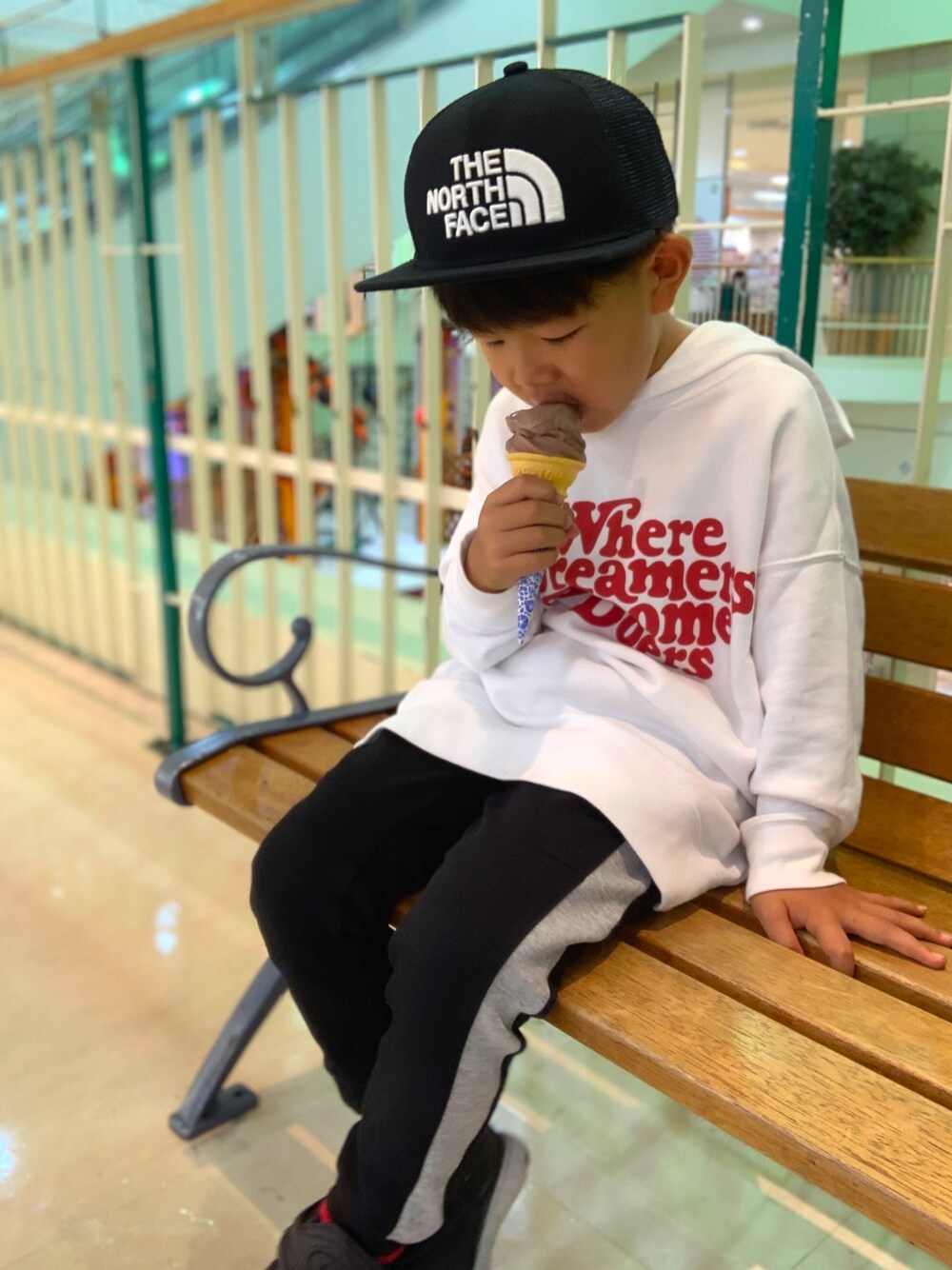 「ショッピングモール、ユニクロ」｜「UNIQLOのGIRLS RISE AGAIN BY VERDY スウェットチュニック（長袖）（パーカー、ホワイト系）」を使った、龍之介さん（キッズ・130cm）の秋コーディネートの1枚目の写真