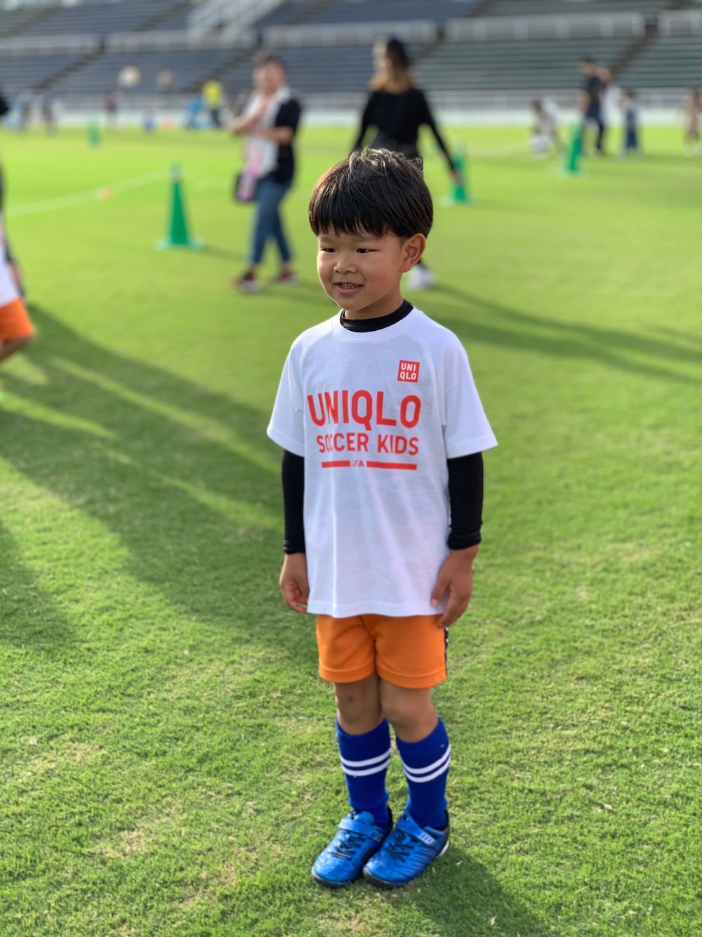 「サッカー、ユニクロ」｜「UNIQLOのアイテム（Tシャツ/カットソー、ホワイト系）」を使った、龍之介さん（キッズ・120cm）の秋コーディネートの1枚目の写真