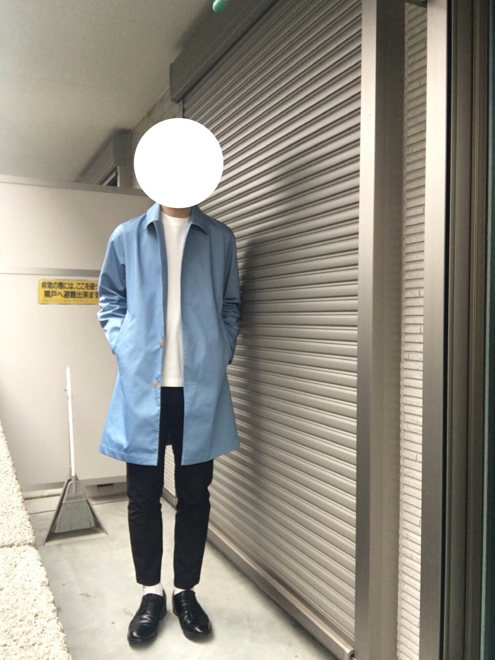 ブルー系のステンカラーコート、ホワイト系のTシャツ/カットソー、ブラック系のスラックスを着用したメンズの春コーディネートの1枚目の写真