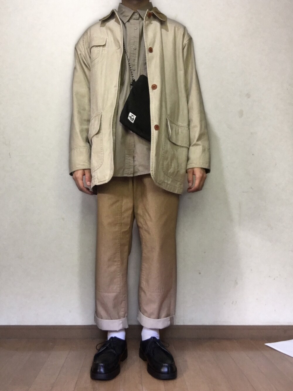 「ワントーンコーデ、ワークパンツ、ワークシャツ、カバーオール、ベージュコーデ、ユニクロ、はるコーデ、おうちファッション、カジュアル」｜「niko and...のニーパッチイージーパンツ（その他パンツ、ベージュ系）」を使った、yu1104さん（メンズ・170cm）の春コーディネートの1枚目の写真