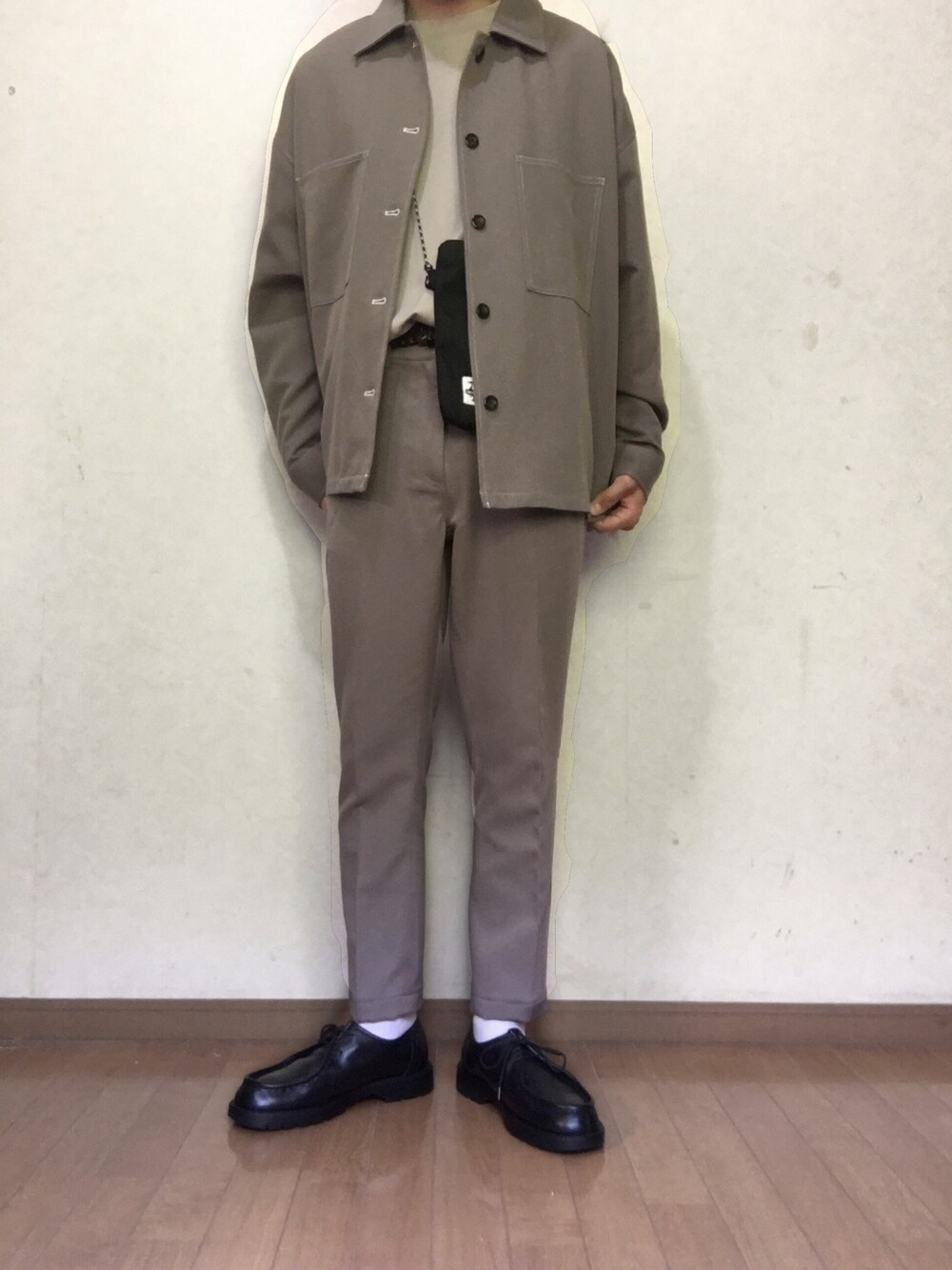 「セットアップ、グレージュ、ベージュ、シンプル、きれいめカジュアル、部屋撮り、はるコーデ、グレー」｜「EMMA CLOTHESのTRストレッチ ビッグステッチ L/Sオーバーボックス CPOシャツジャケット（シャツ/ブラウス、ブラウン系）」を使った、yu1104さん（メンズ・170cm）の春コーディネートの1枚目の写真